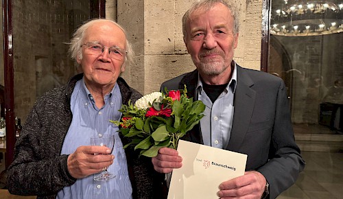 Der ehemalige FUN-Vorsitzende Peter Meier gratuliert dem jetzigen Vorsitzenden Gerd Hoppe zur Verleihung der Bürgermedaille der Stadt Braunschweig.