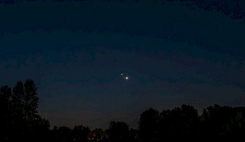 Die hellen Planeten Jupiter und Venus sind in engem Abstand am frühen Morgen im Nordosten zu sehen.