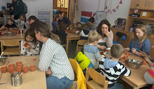 Kitakinder und Eltern helfen den Vögeln