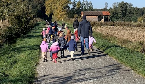 Auf dem Weg zur Kürbisernte mit der Kita Hondelage