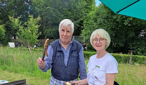 Renate und Wolfgang am Grill