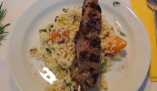 Lammspieß mit Rosmarin & Honig auf Couscous-Salat