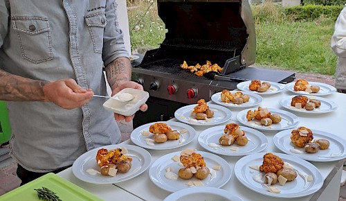 Blumenkohlsteaks und smashed Potatoes vom Grill