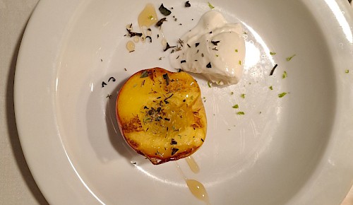 Gegrillter Pfirsich mit Burrata & Honig